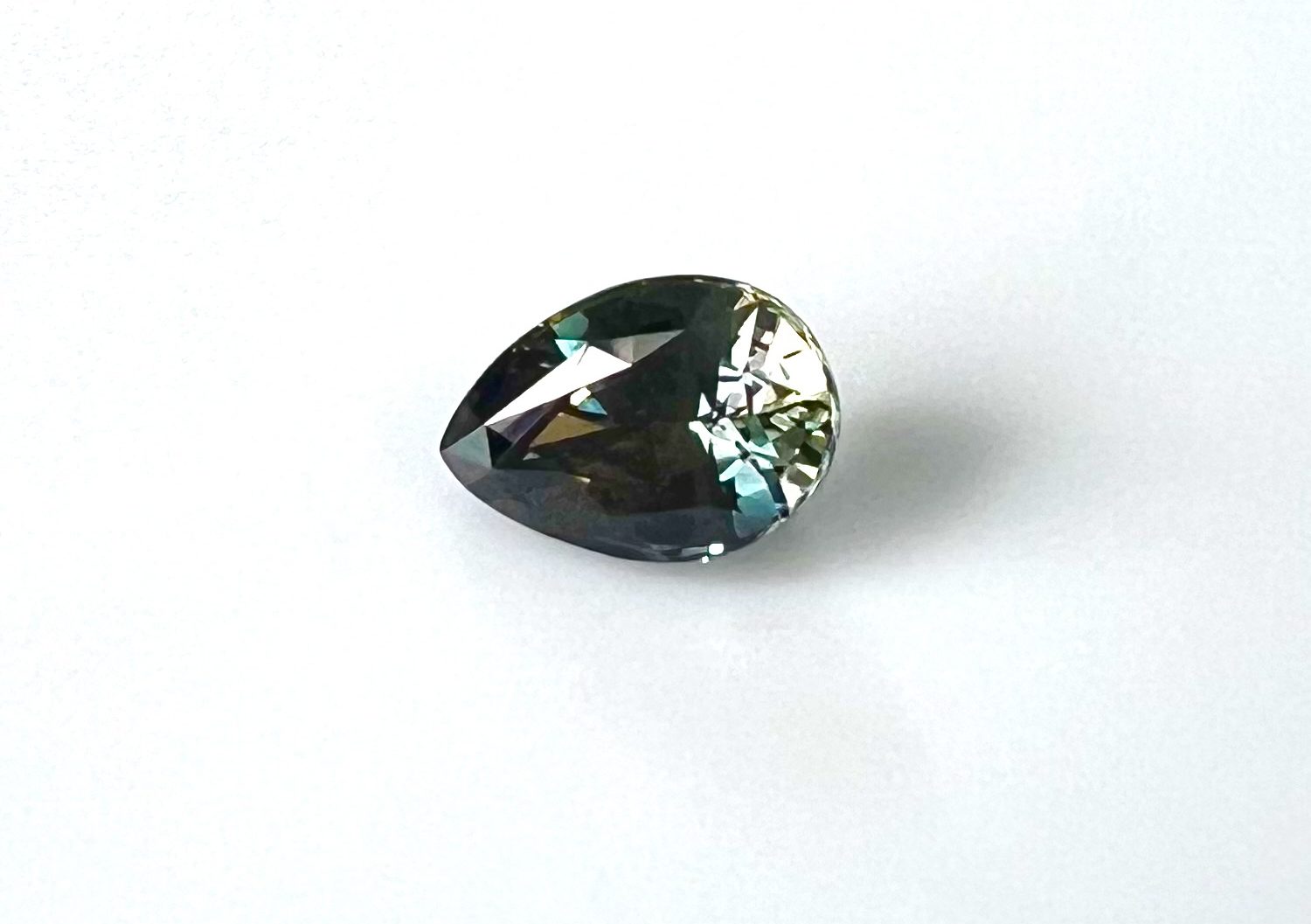 41336 Saphir vert poire 10x7 2.60cts