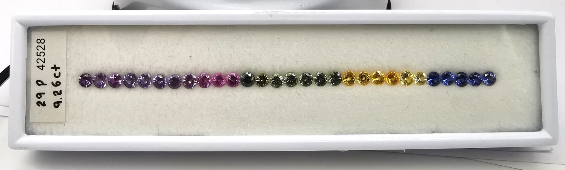 42528 Ligne Saphir fancy rond 4mm 29p 9.26cts - 140€/lot