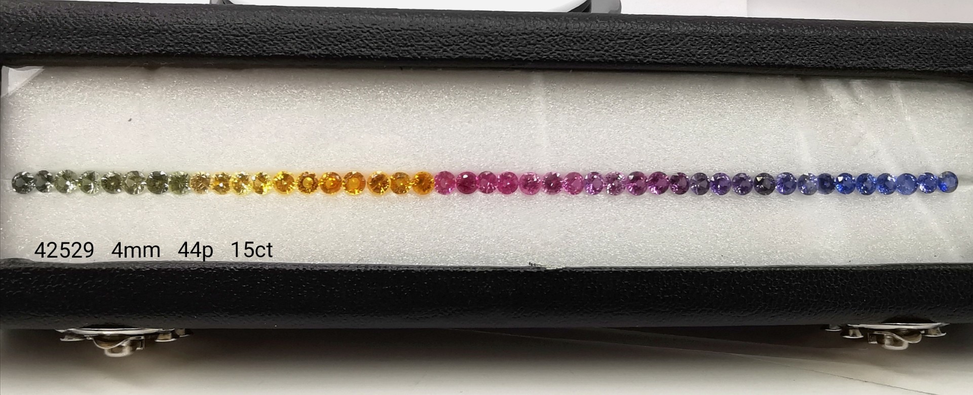 42529 Ligne saphirs fancy ronds 4mm 44p 15.00cts - 140€/lot