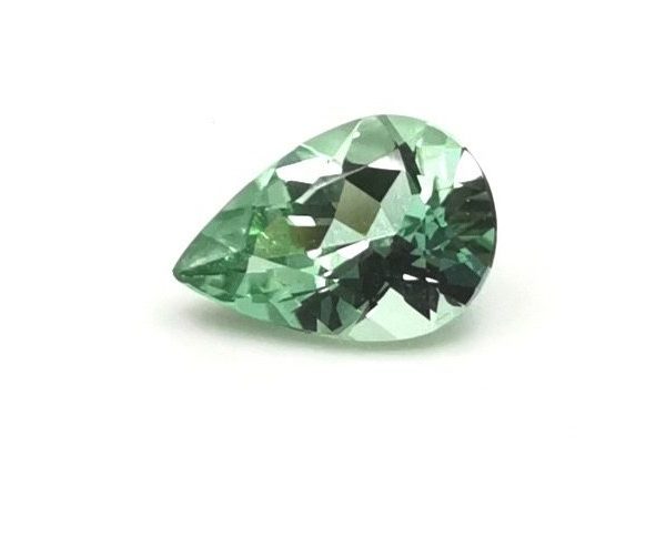 42697 TOURMALINE VERTE POIRE 12.8X8.8 ; 3.33CTS